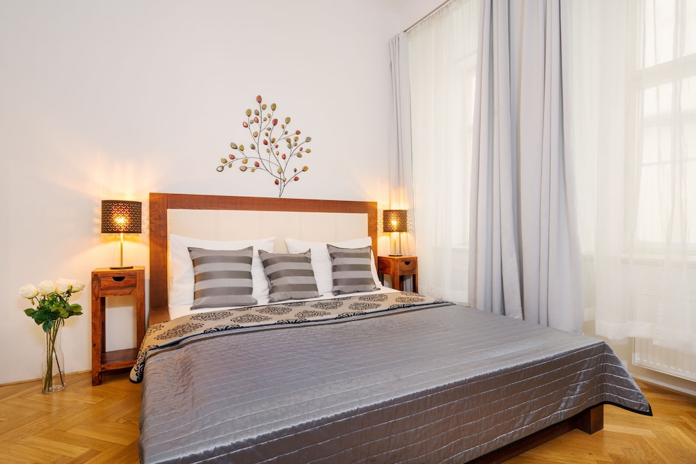 Old Town Square Premium Apartments 9/32