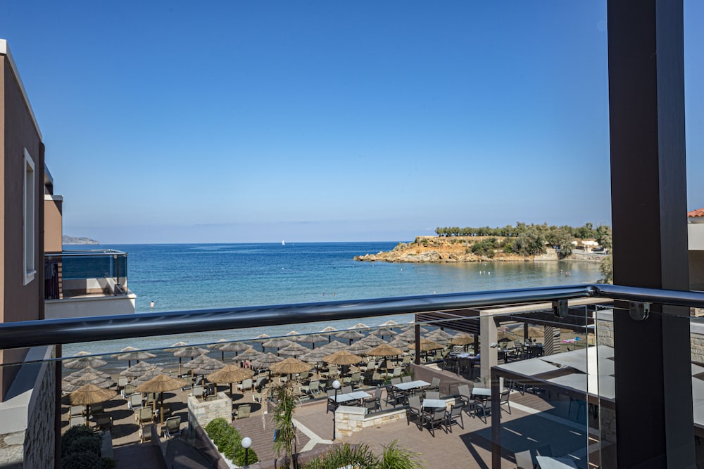 Golden Bay Suites 60/67