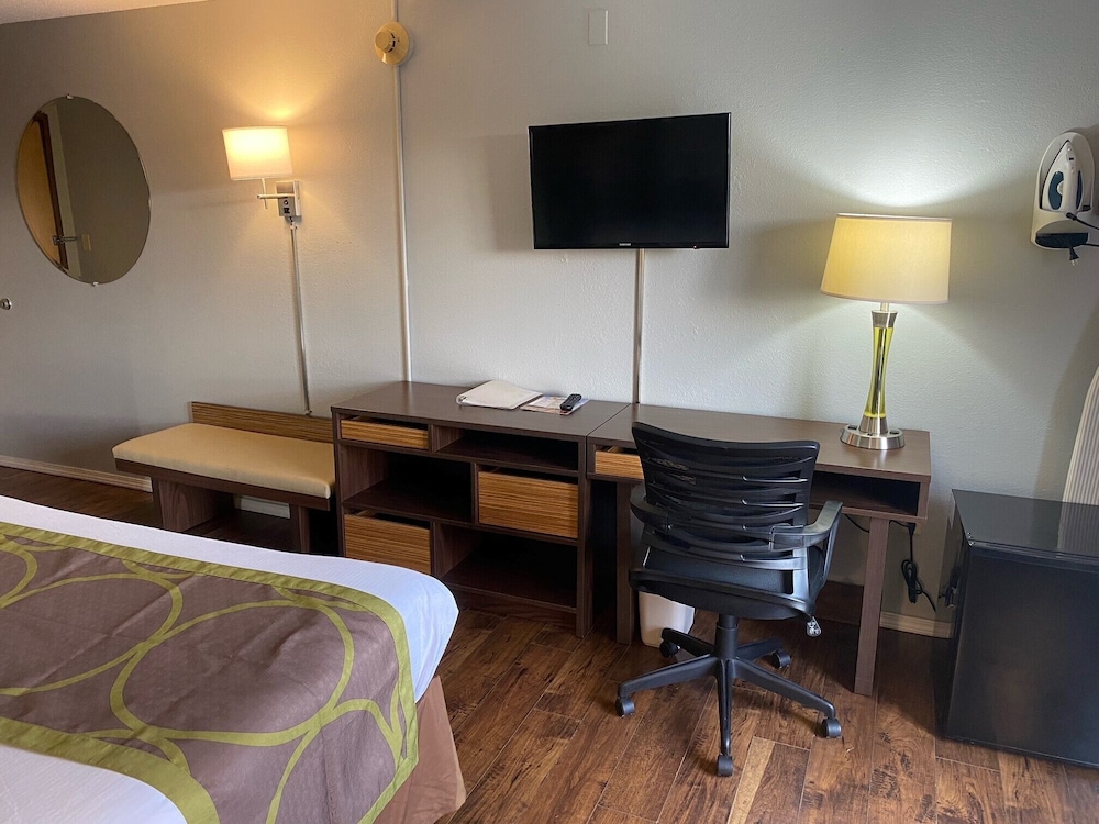 Super 8 by Wyndham Bloomington/Airport 24/31