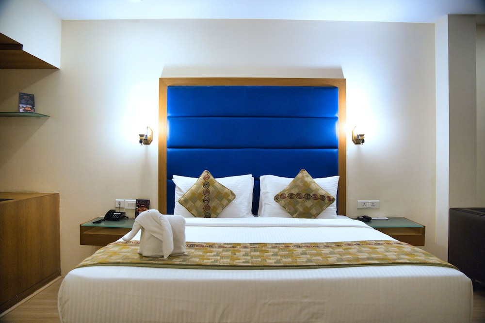 1 Bedroom, Deluxe, King Bed, City View, The Peerless Inn 6/10