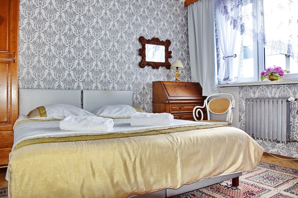 ROOM, DOUBLE BED
