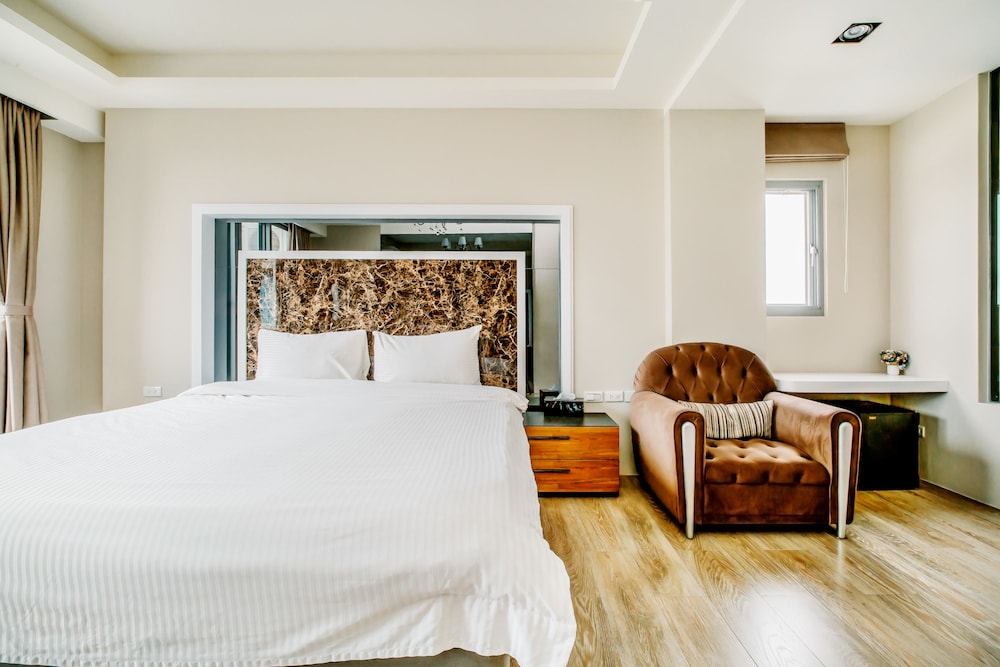 GRAND, DOUBLE BED, PARTIAL OCEAN VIEW, BALCONY
