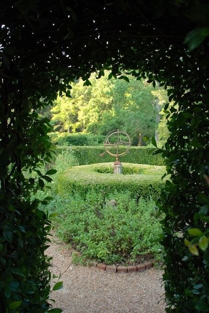 Monmouth Historic Inns And Gardens 56/72