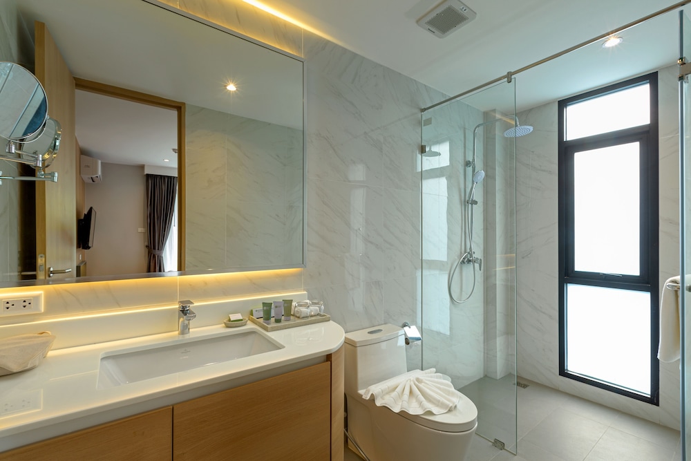 جناح عائلي بريميوم بسرير كينج وسرير فردي بحوض استحمام، Wyndham Garden Naithon Phuket 3/3