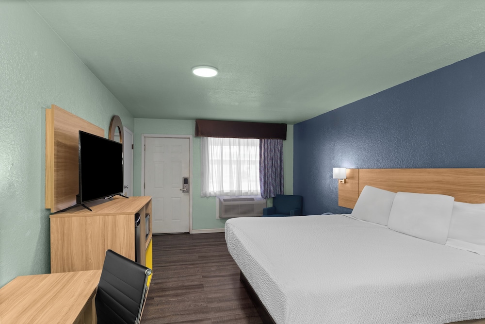 Days Inn by Wyndham Pratt 19/54