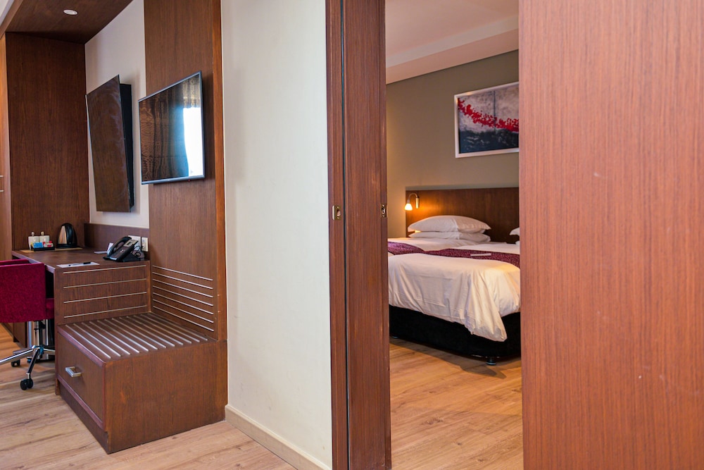 Crowne Plaza Dar Es Salaam 25/74