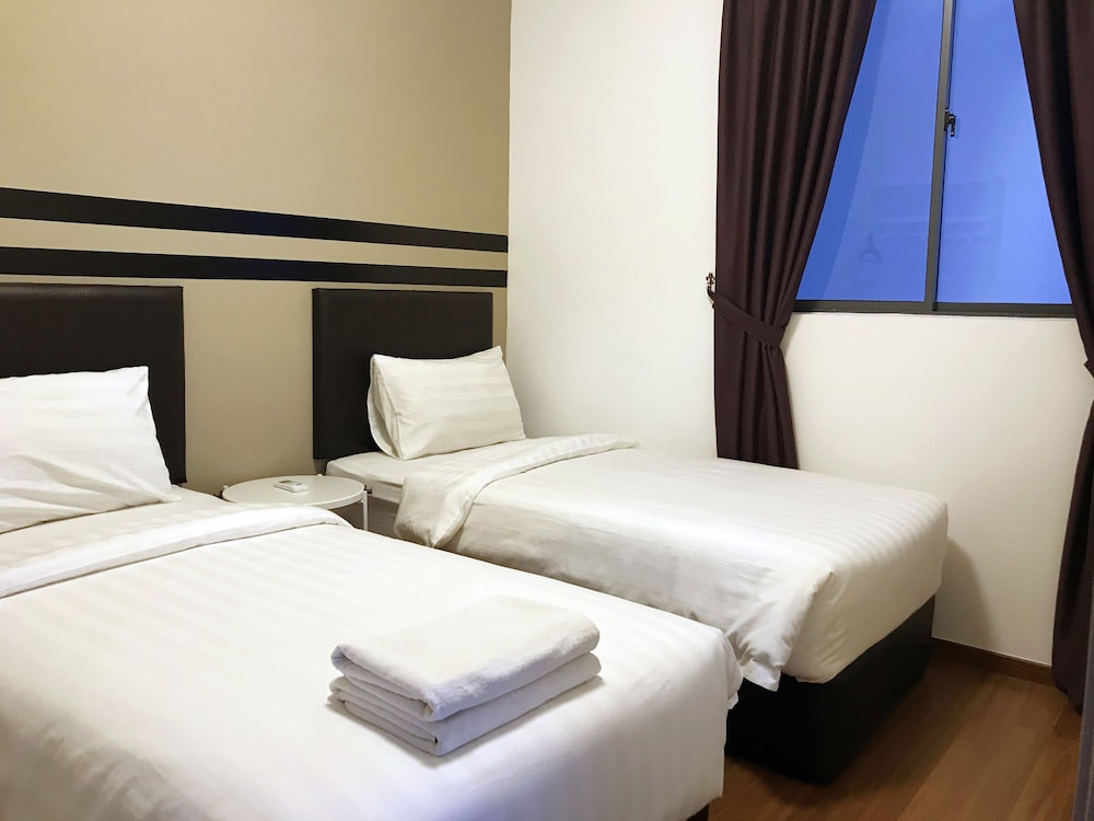 One Amerin Mall & Suites 6/50
