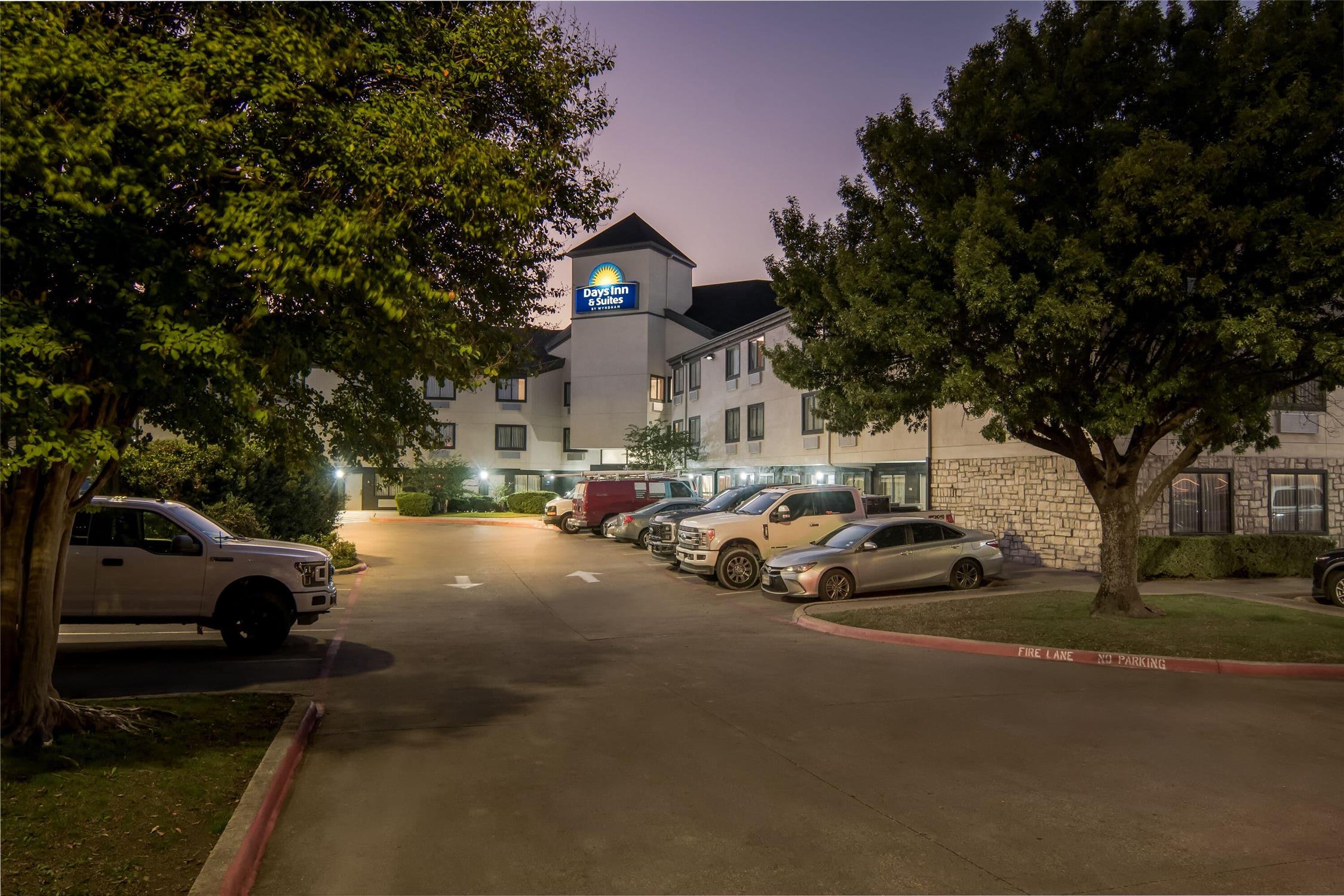Days Inn & Suites by Wyndham DeSoto 34/44