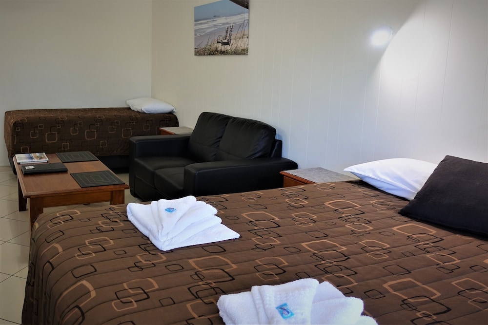 PACIFIC PALMS MOTOR INN 15/64