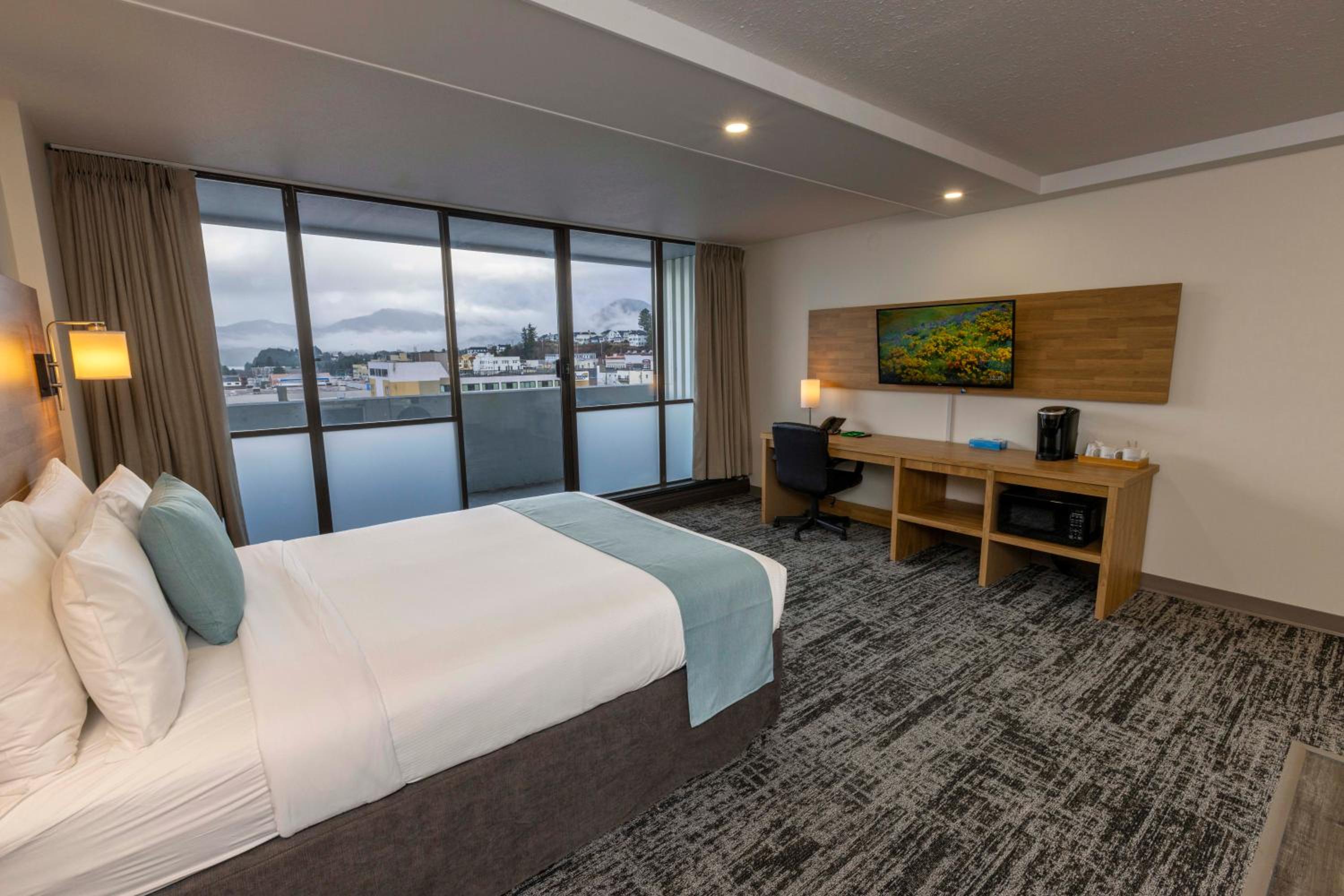 Signature, Queen Bed, Laundry, Kitchen