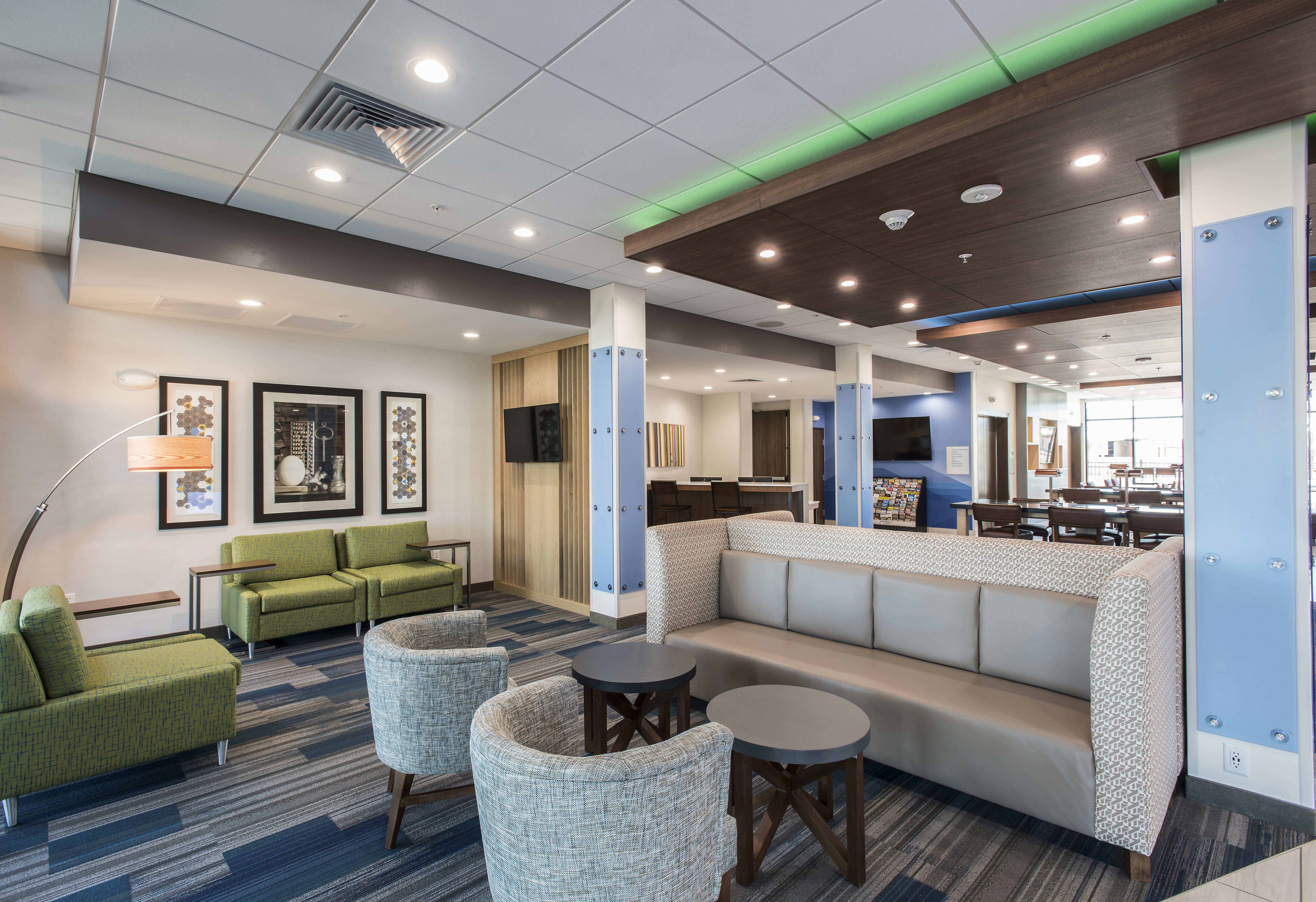 Holiday Inn Express and Suites Phoenix North Happy Valley an IHG Hotel 40/64