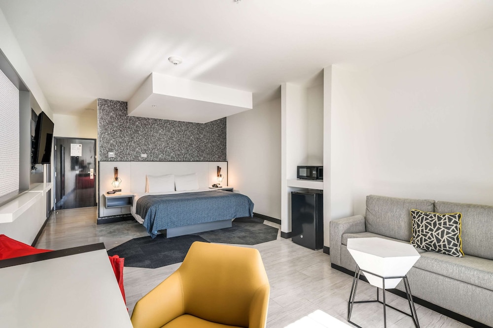 Hy-Lo Hotel 46/73
