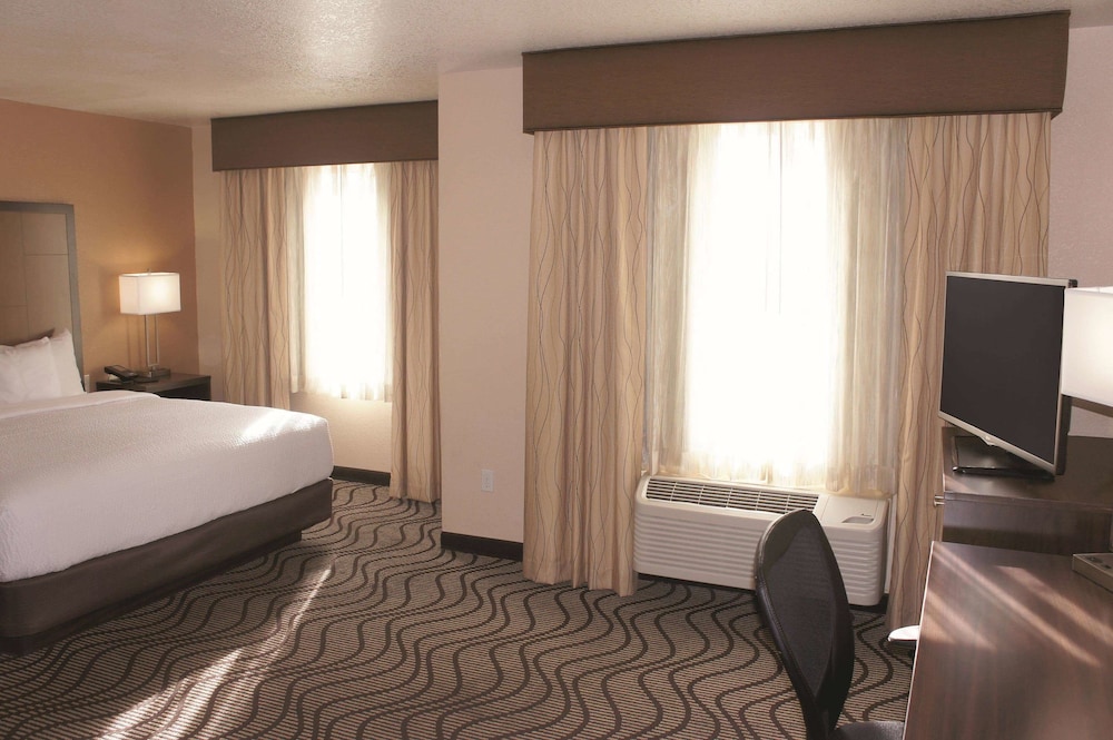 La Quinta Inn & Suites by Wyndham Las Vegas Red Rock 9/42