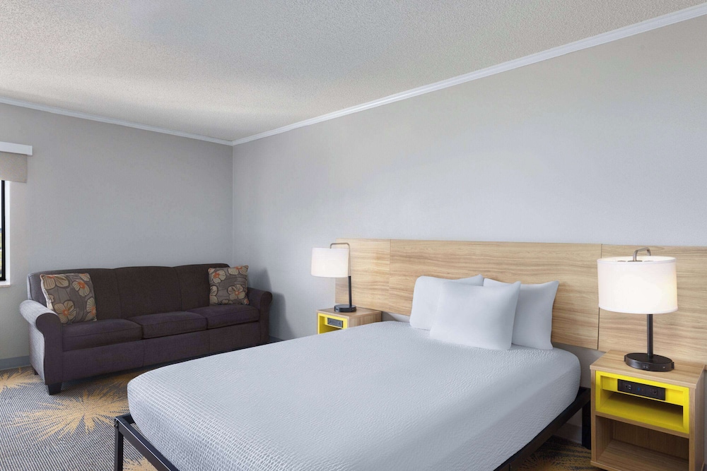 غرفة بسريرين كوين، Days Inn & Suites By Wyndham Kansas City South 4/7