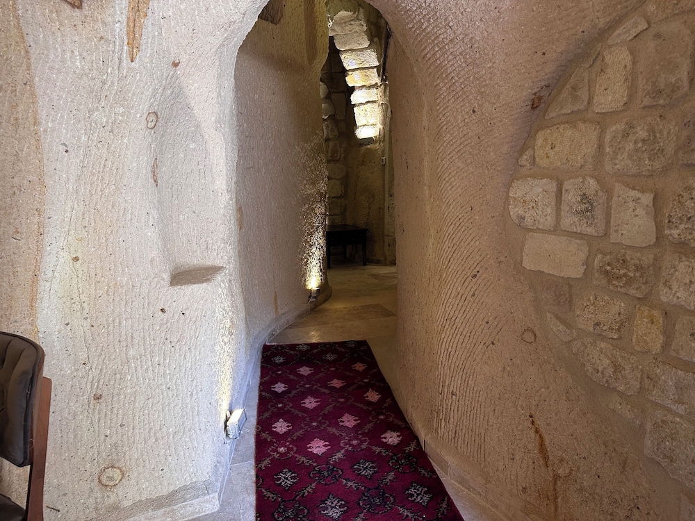 Under Cave Hotel 24/50