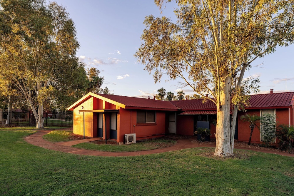 SEASONS HOTEL NEWMAN 43/44