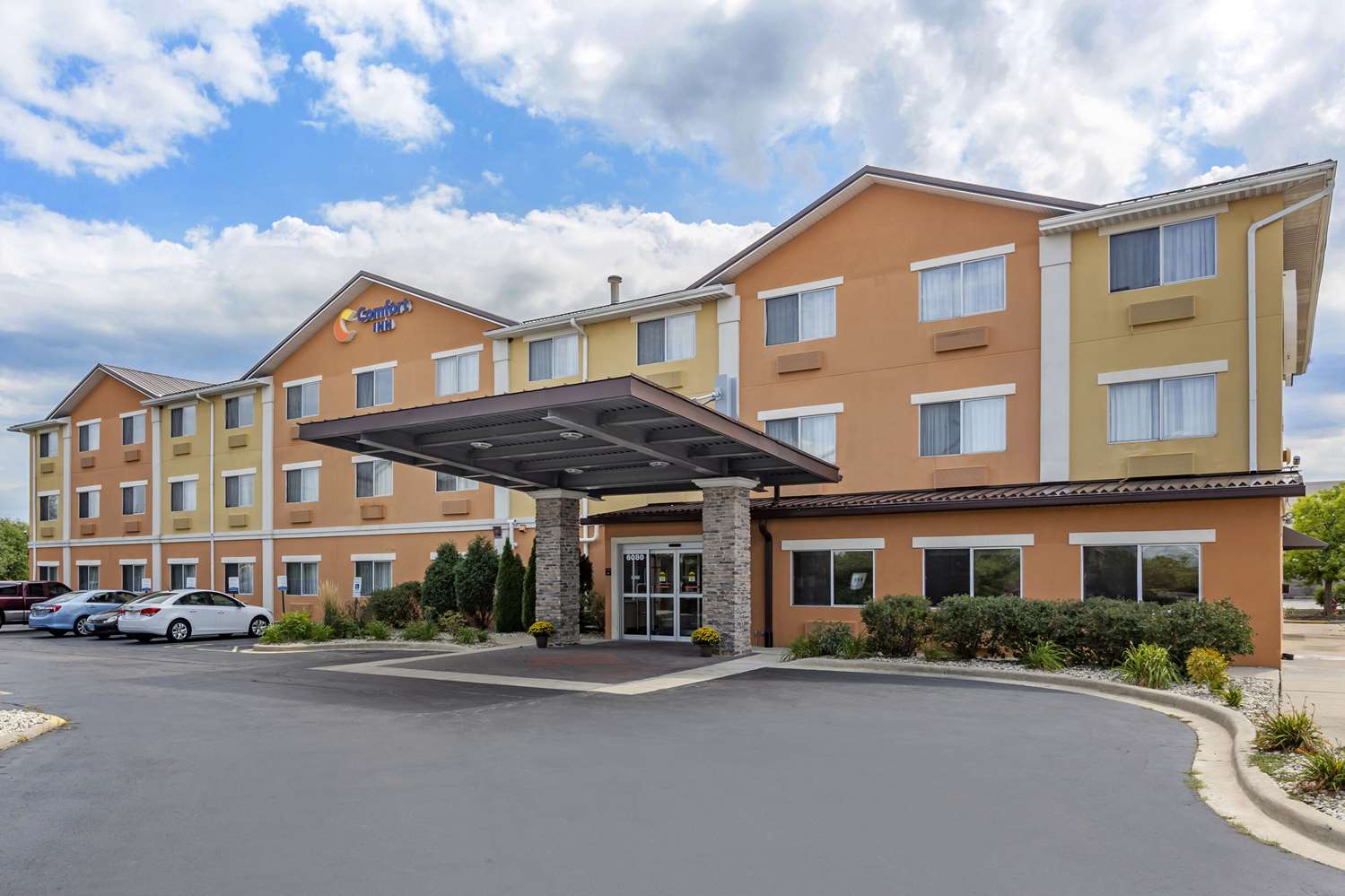 Comfort Inn Gurnee near Six Flags 2/35