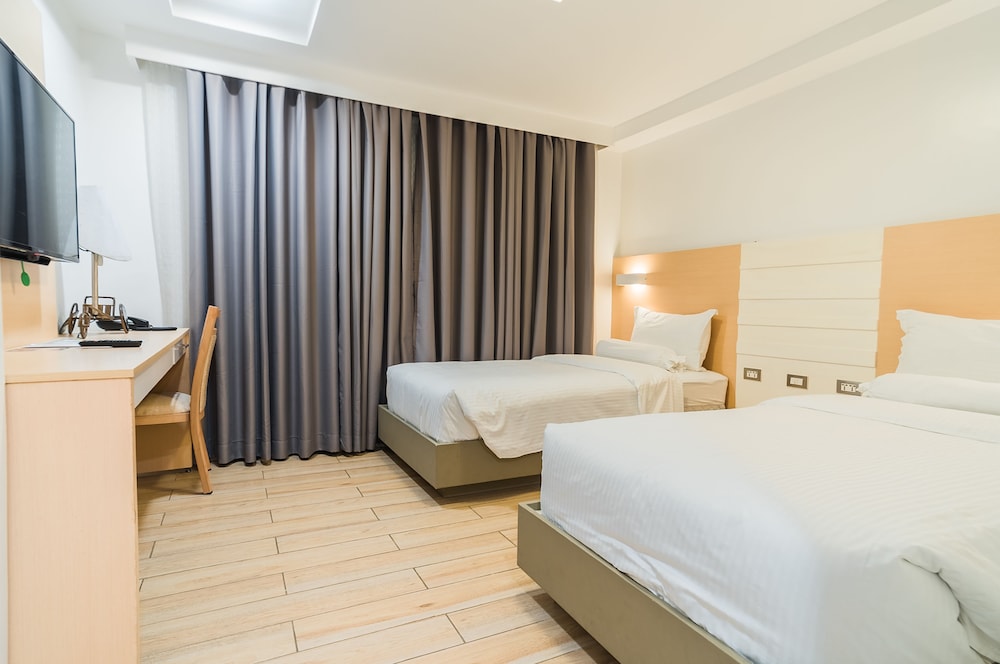 Heroes Hotel 12/63