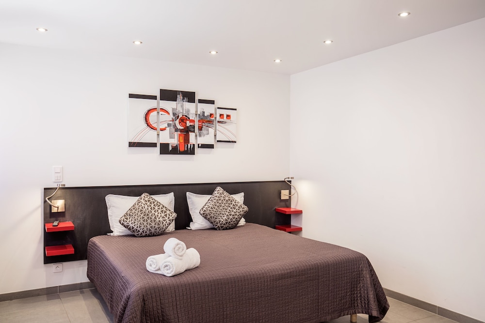 DELUXE, STUDIO, KITCHENETTE