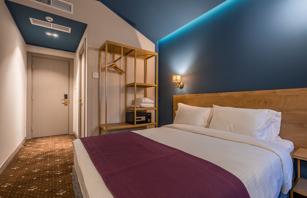 SUPERIOR, DOUBLE OR TWIN BED