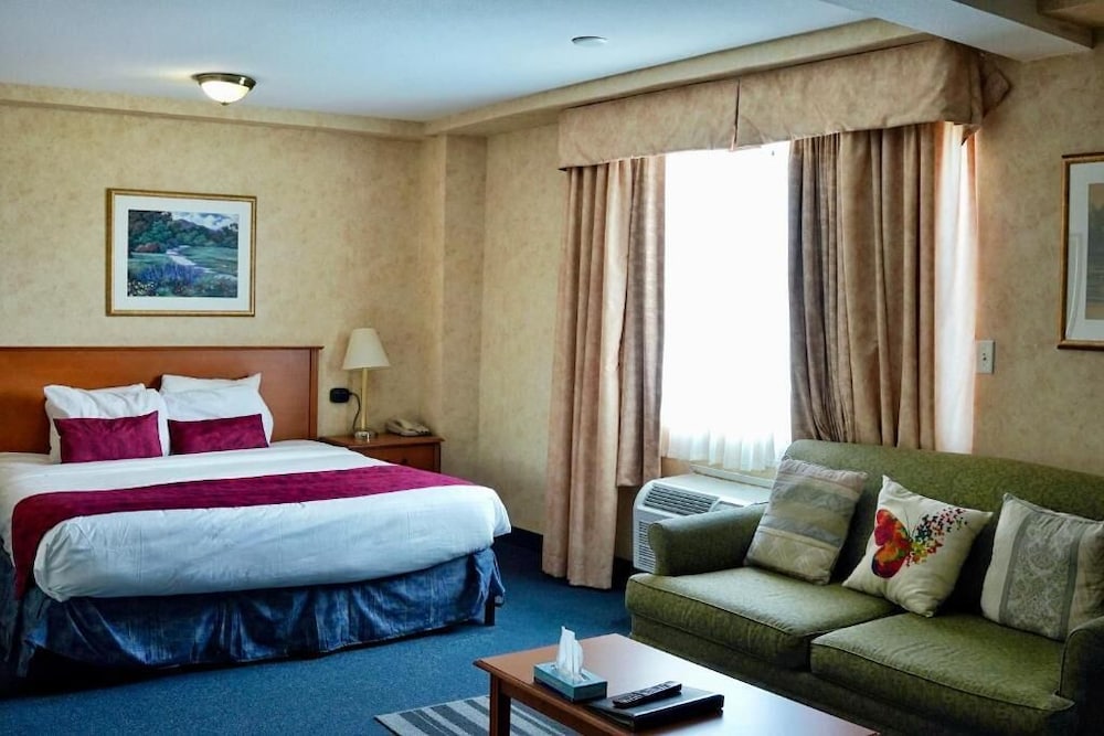 DELUXE, QUEEN BED, SOFA