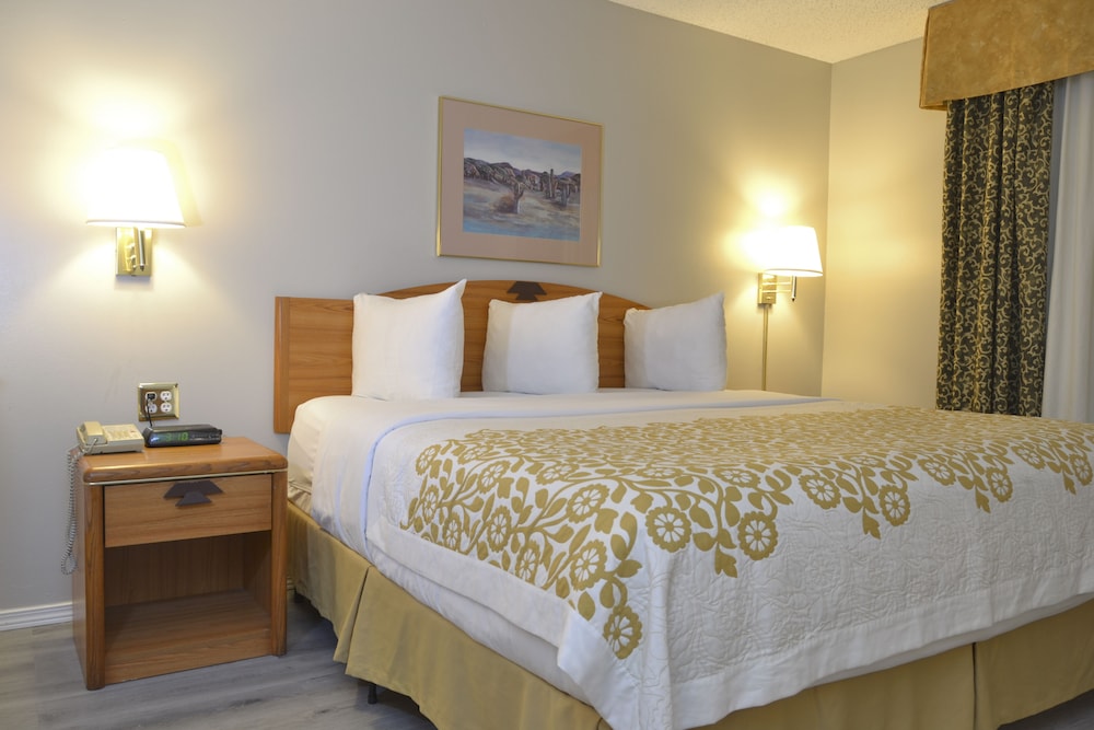 Days Inn & Suites By Wyndham Airport Albuquerque 7/38