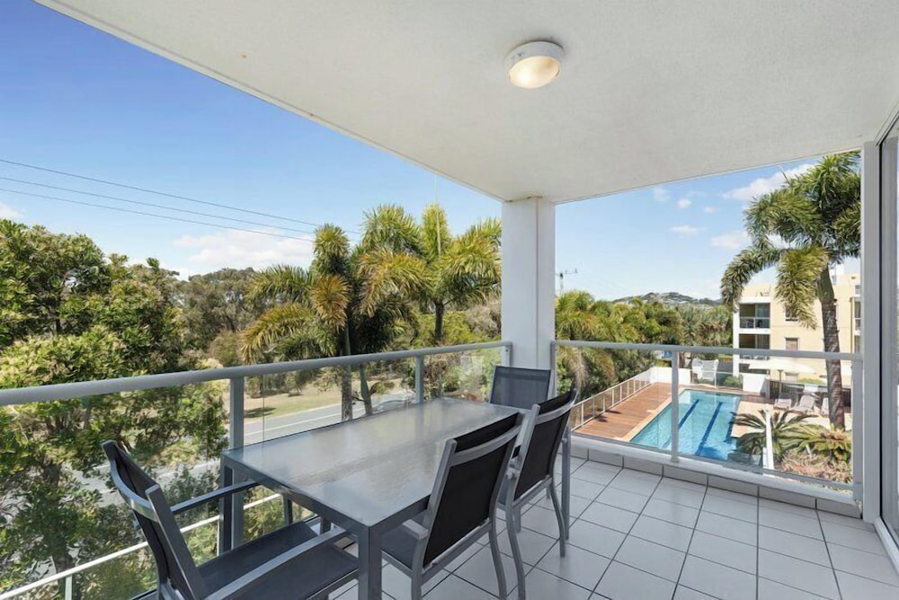 SEACHANGE COOLUM BEACH 35/76