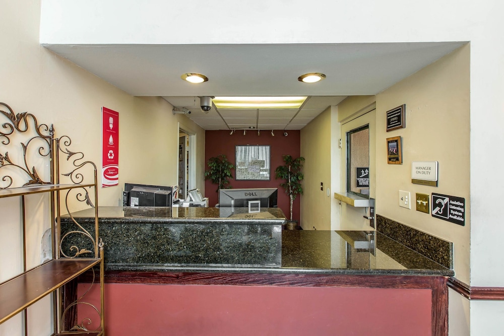 Econo Lodge Inn & Suites Riverside Corona 28/34