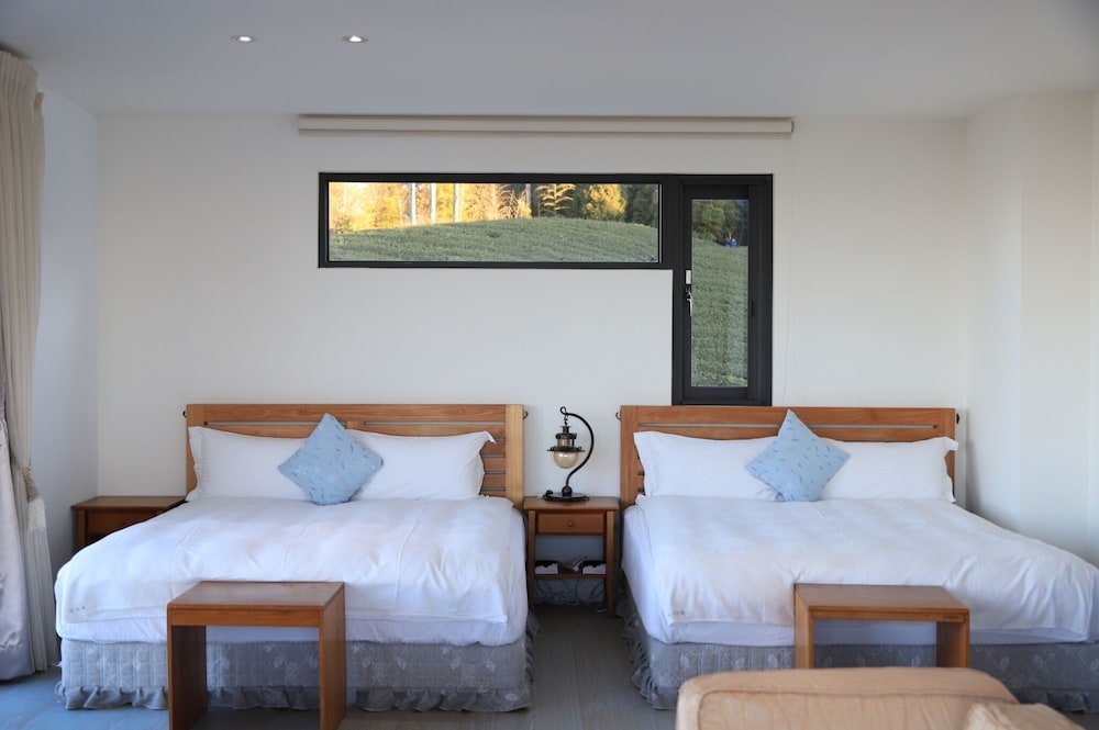 DELUXE, QUADRUPLE, 2 QUEEN BEDS, BALCONY, MODERN BUILDING