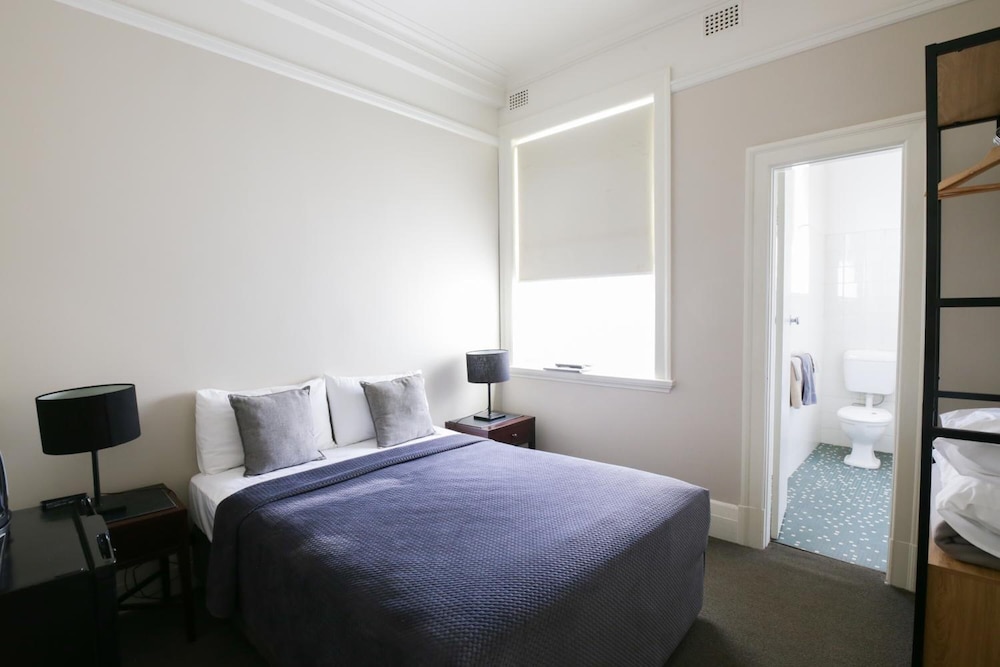 HOTEL GOSFORD 17/64