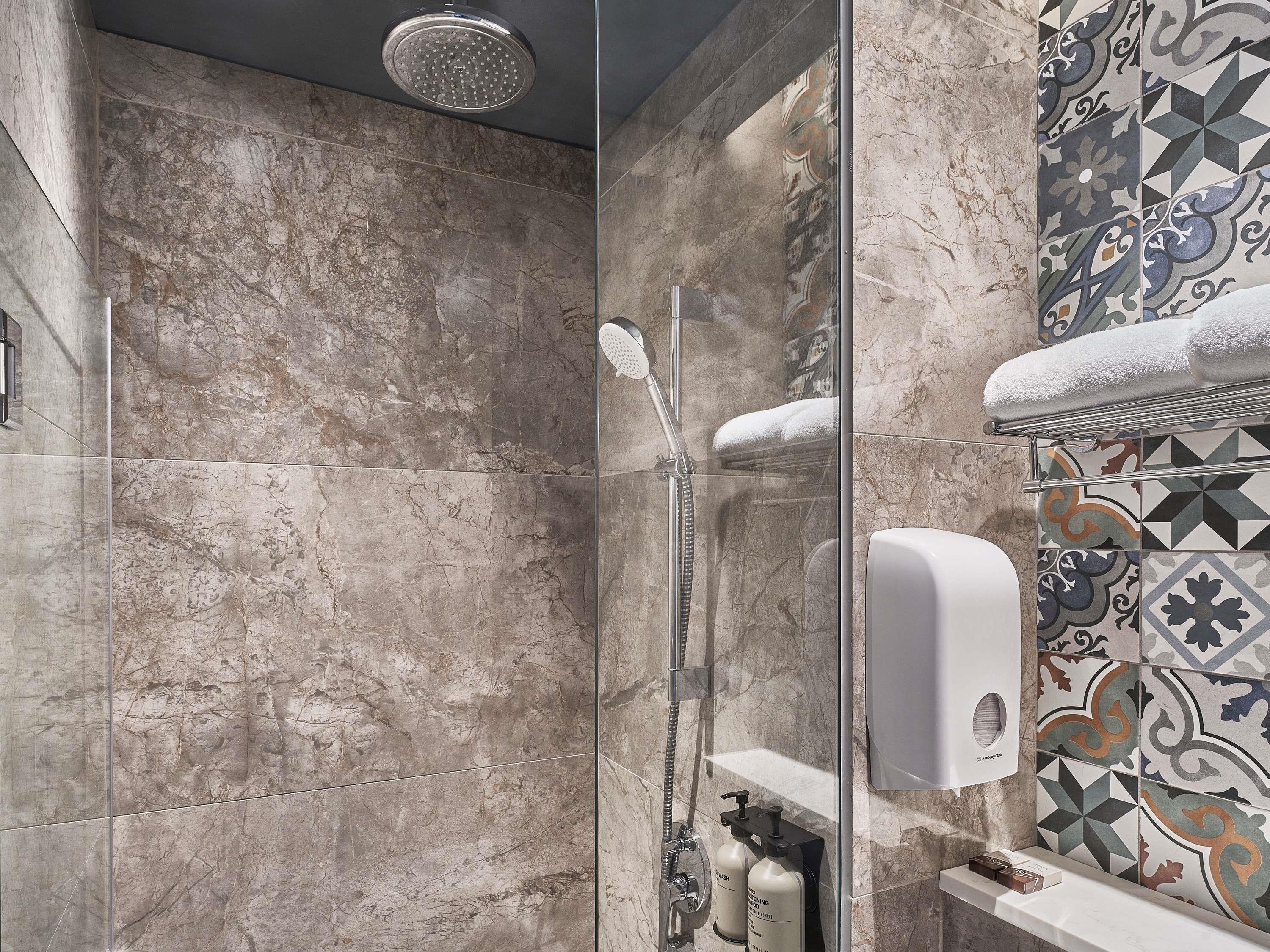 Bathroom at Mercure ICON Singapore City Centre, SINGAPORE