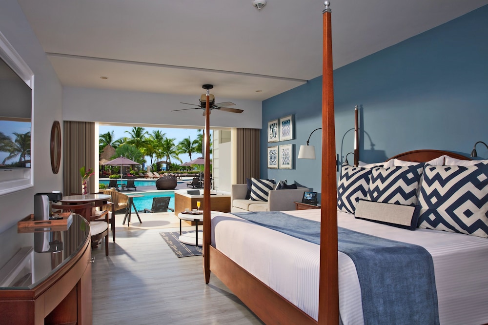 Preferred Club, Swim Out, Junior Suite, King Bed, Ocean View