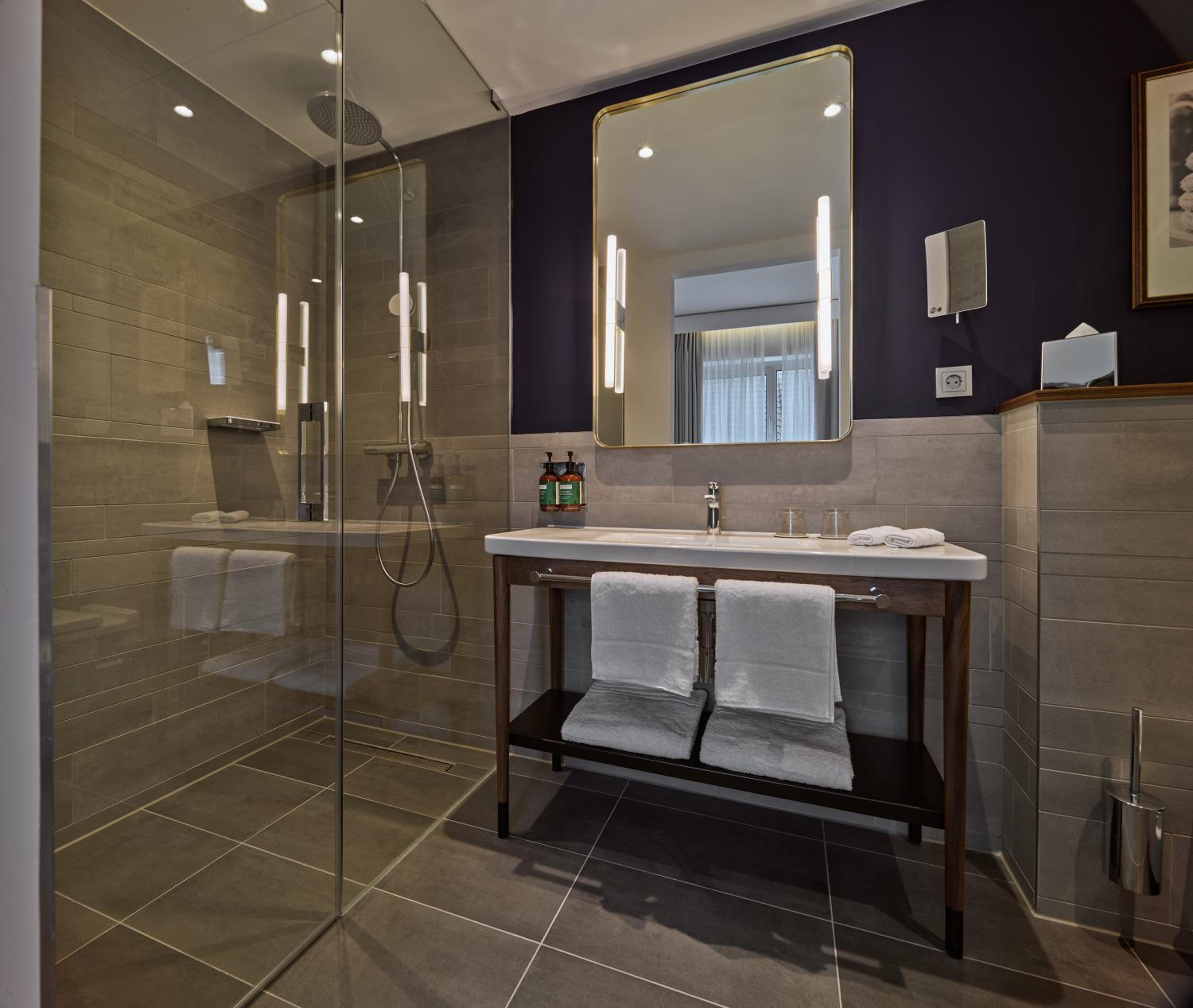 Room, Queen Bed, Atrium View، voco The Hague 7/7