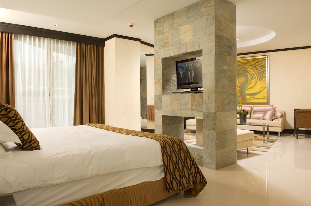 Master, Suite, King Bed, Volcano View