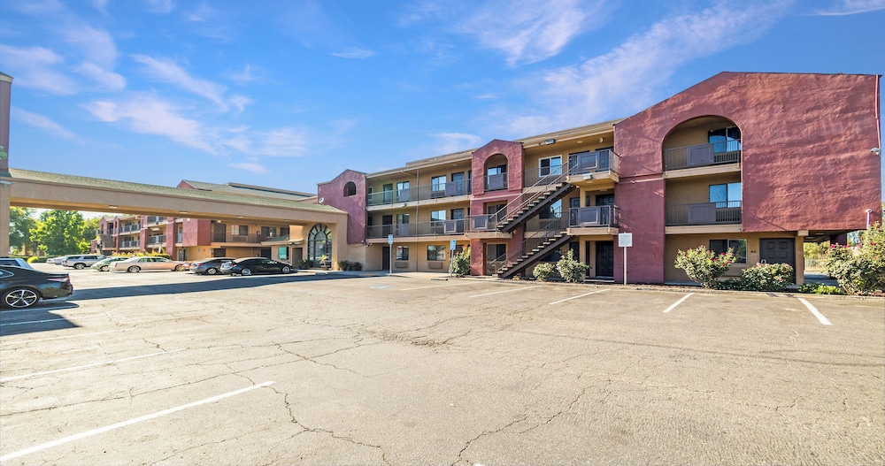 Budget Inn and Suites Stockton 51/55