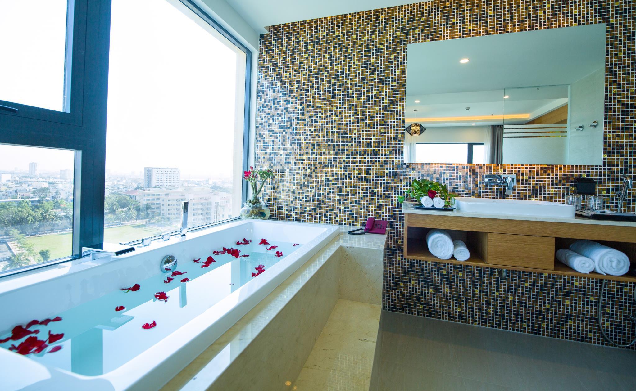 Nam Hotel & Spa 66/70