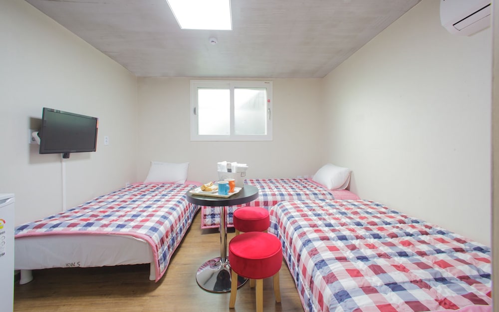 KW Hongdae Line Hostel 10/40