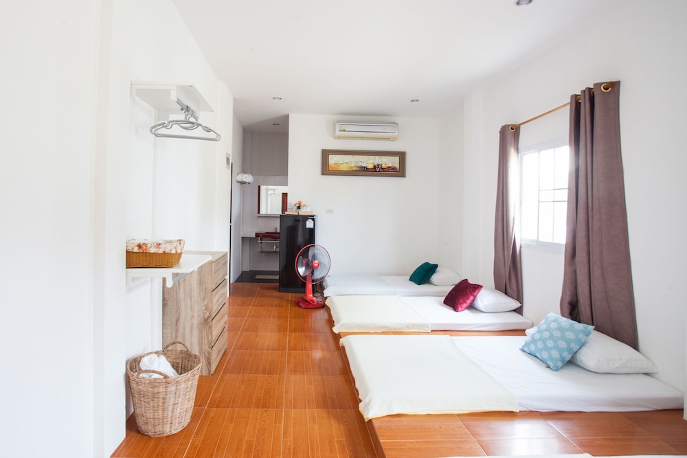 Mixed Dorm, Family, 10 Futon Beds