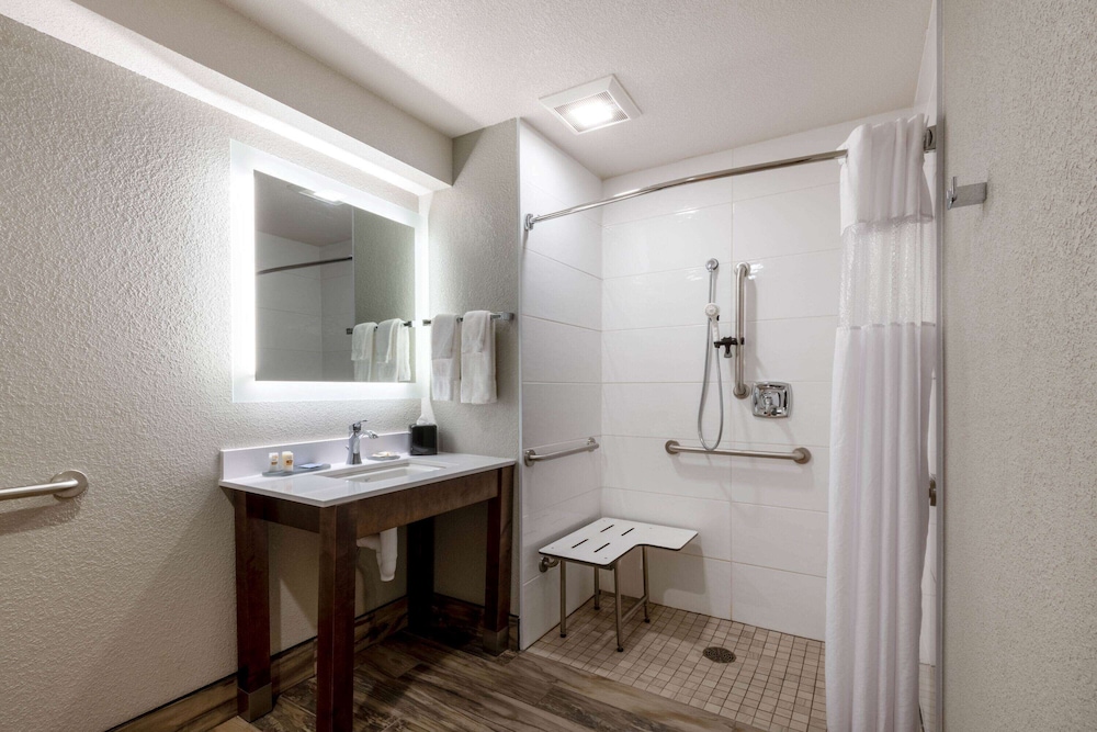 La Quinta Inn and Suites by Wyndham Anchorage Airport 10/23