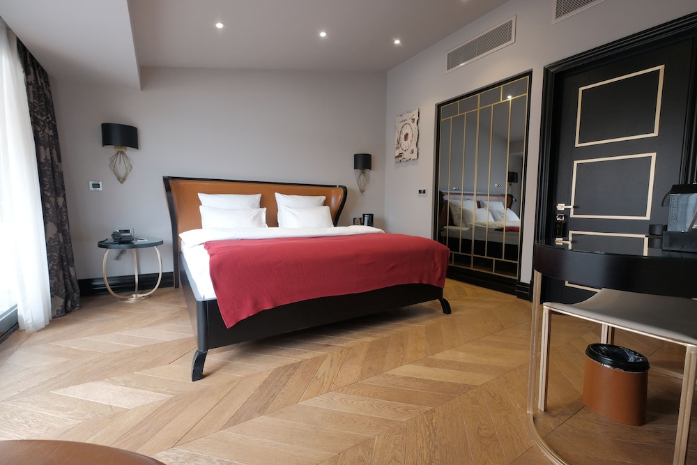 SUPERIOR, DOUBLE BED, PARTIAL SEA VIEW, BALCONY
