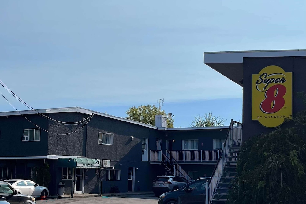 Super 8 by Wyndham Montreal 3/24