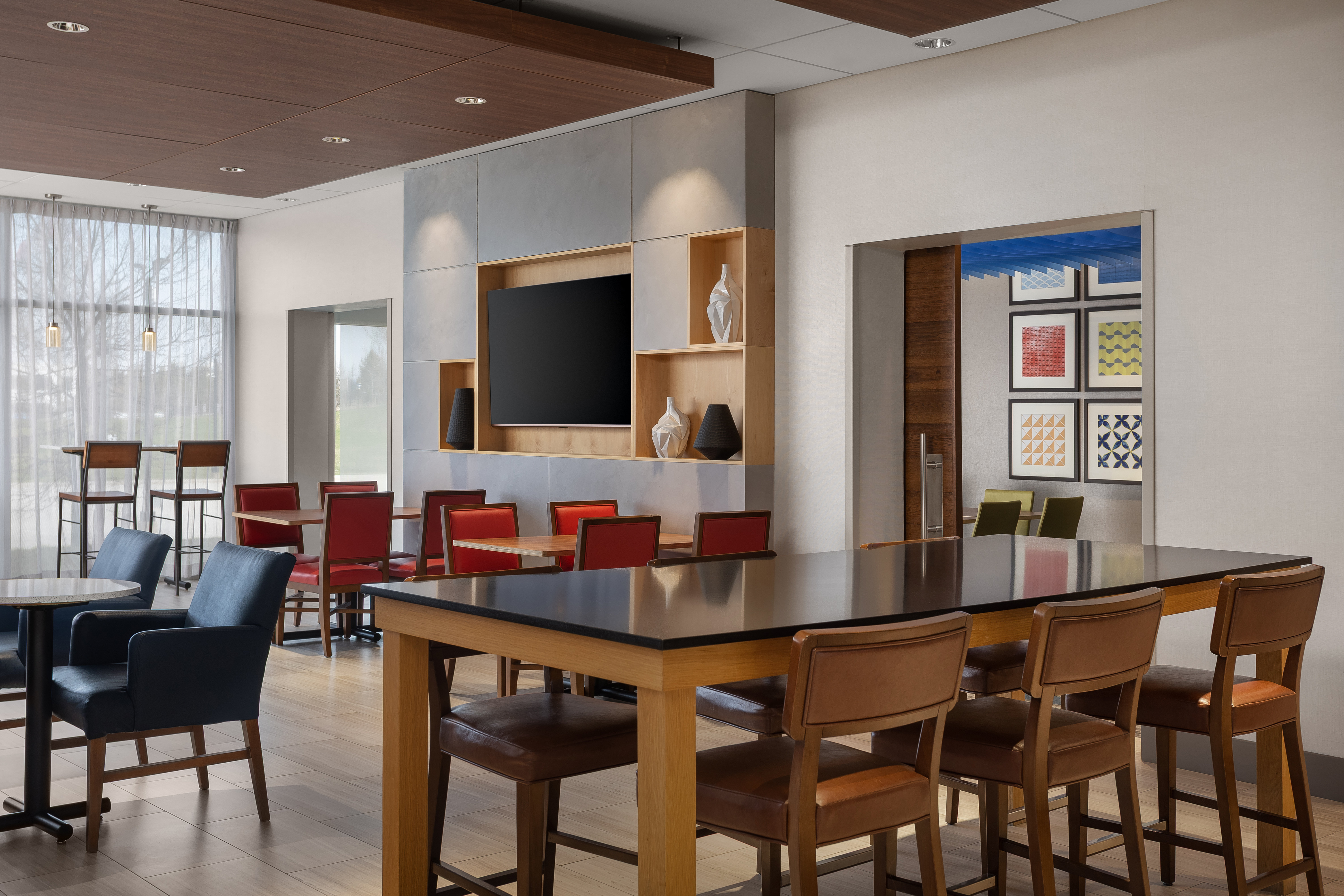 Holiday Inn Express Suites Aurora 54/77