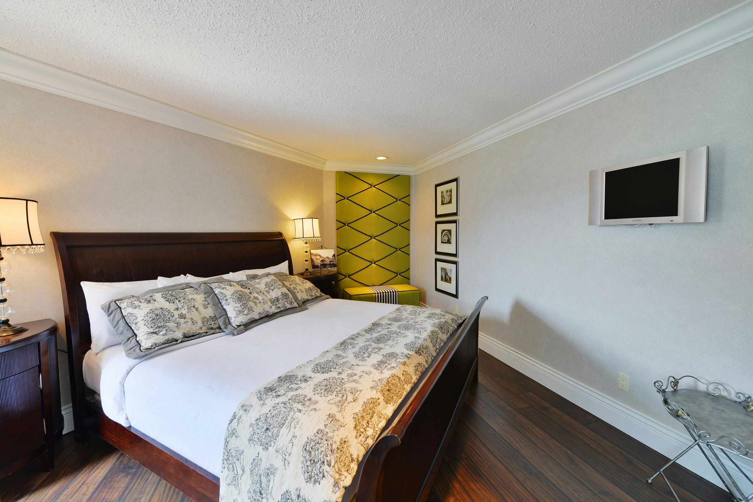French, Designer, Suite