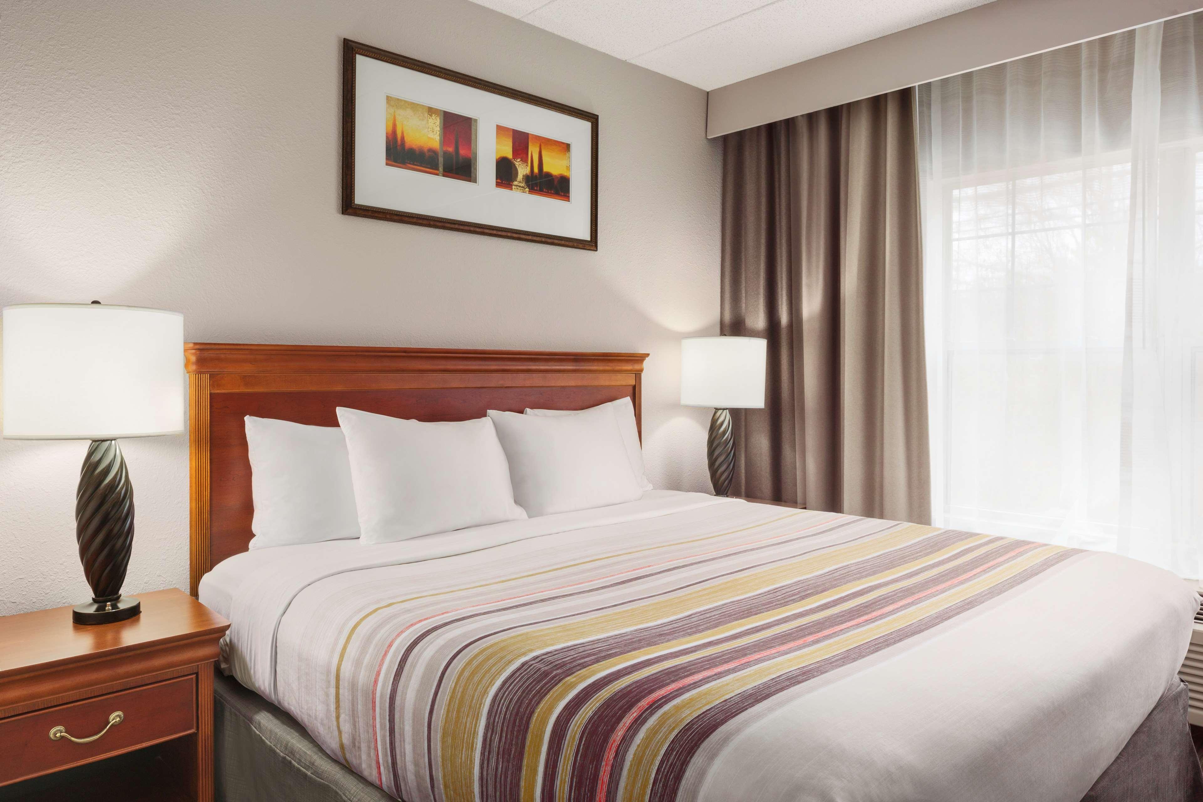 ROOM, KING BED