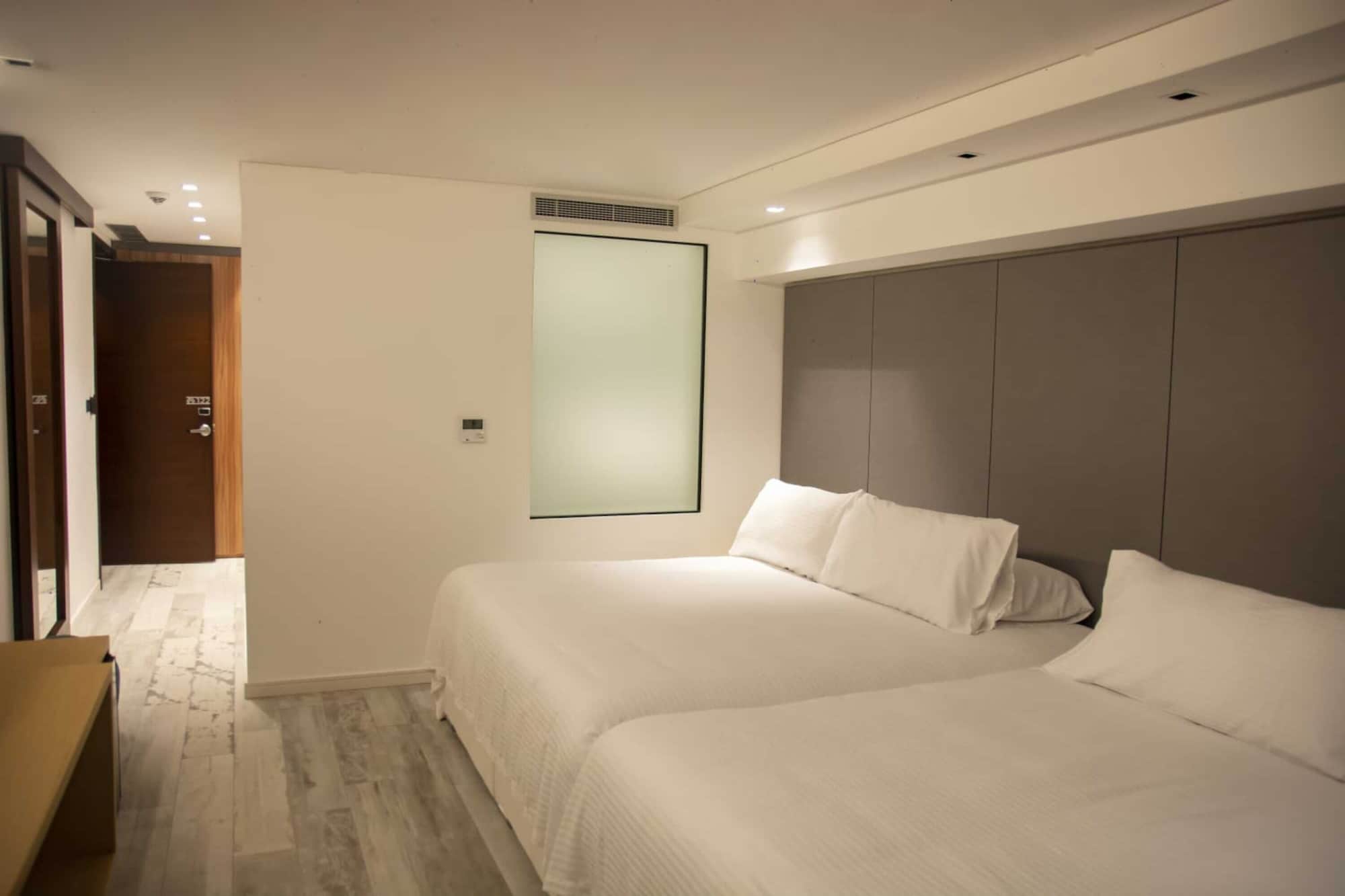 GRAND, STUDIO, SUITE, HOT TUB