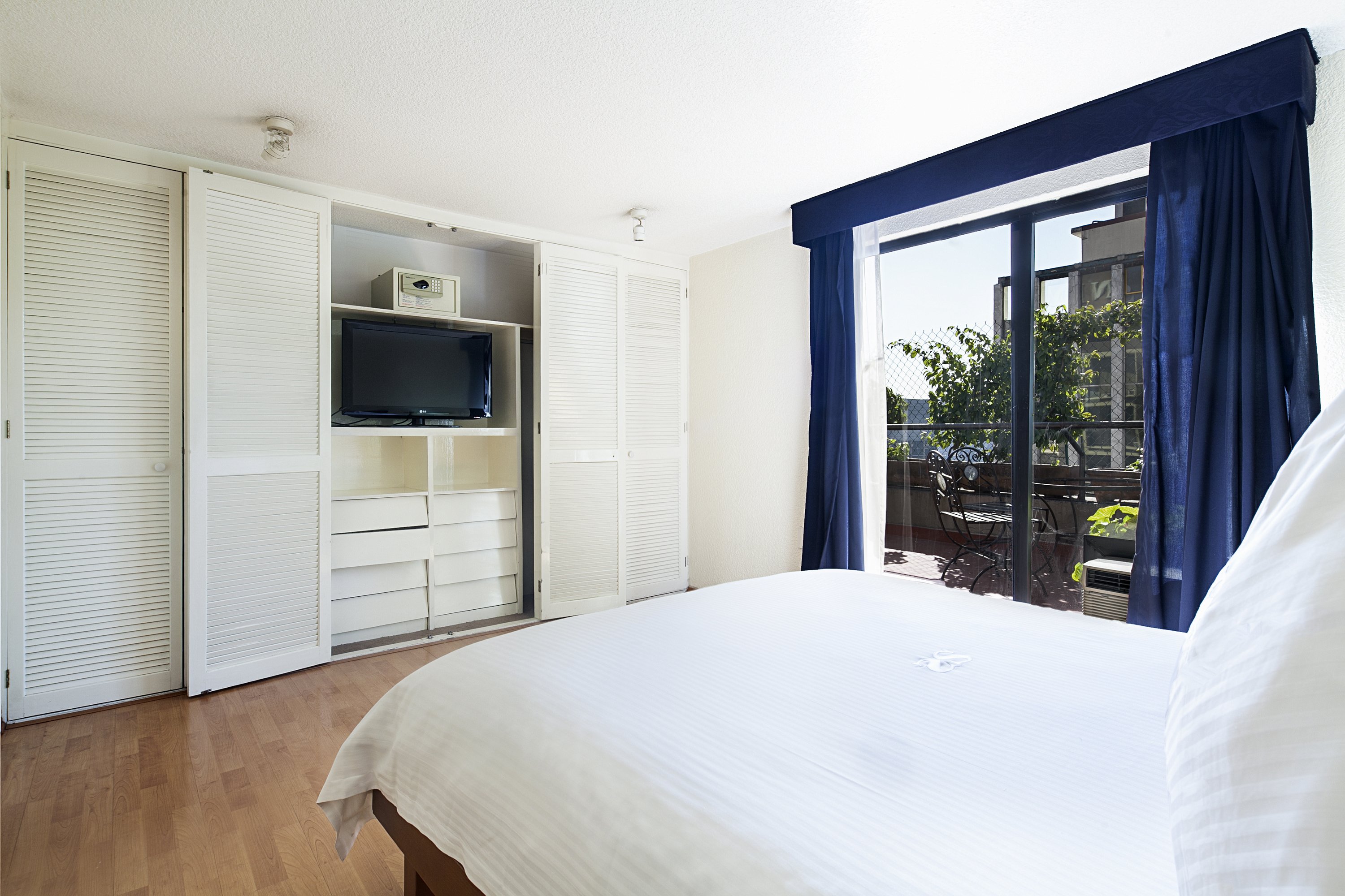Exe Suites San Marino 13/26