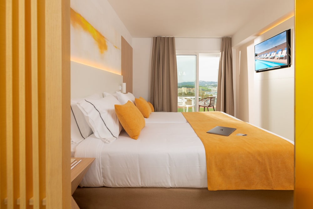 SUPERIOR, TWIN BEDS, POOL VIEW