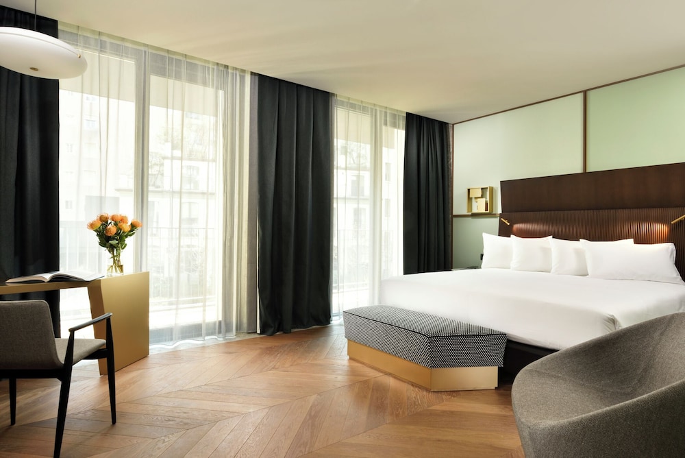 CLUB, TWIN BEDS