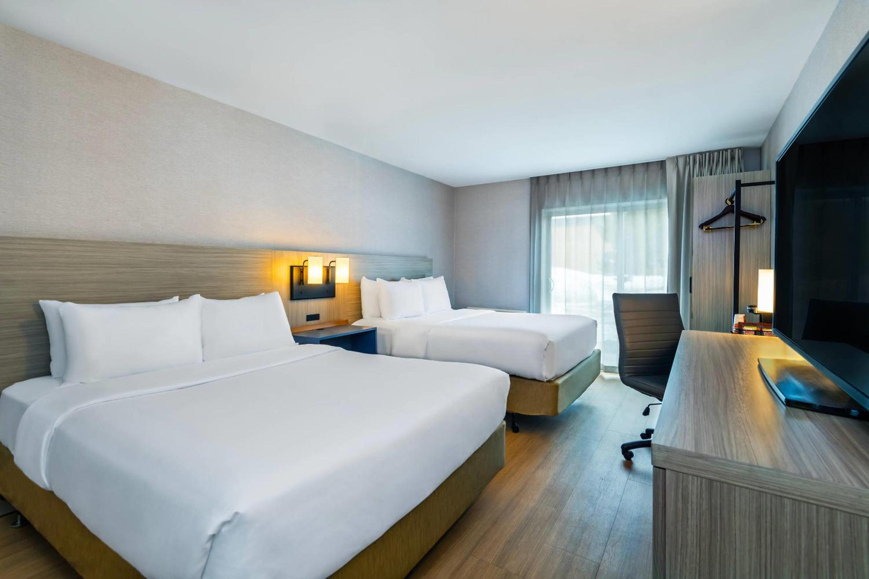 غرفة قياسية بسرير كينج وسريرين كوين في الطابق الأرضي، Comfort Inn Gatineau 5/10