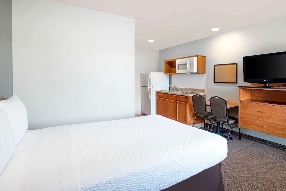 WoodSpring Suites Manassas Battlefield Park I-66 11/34